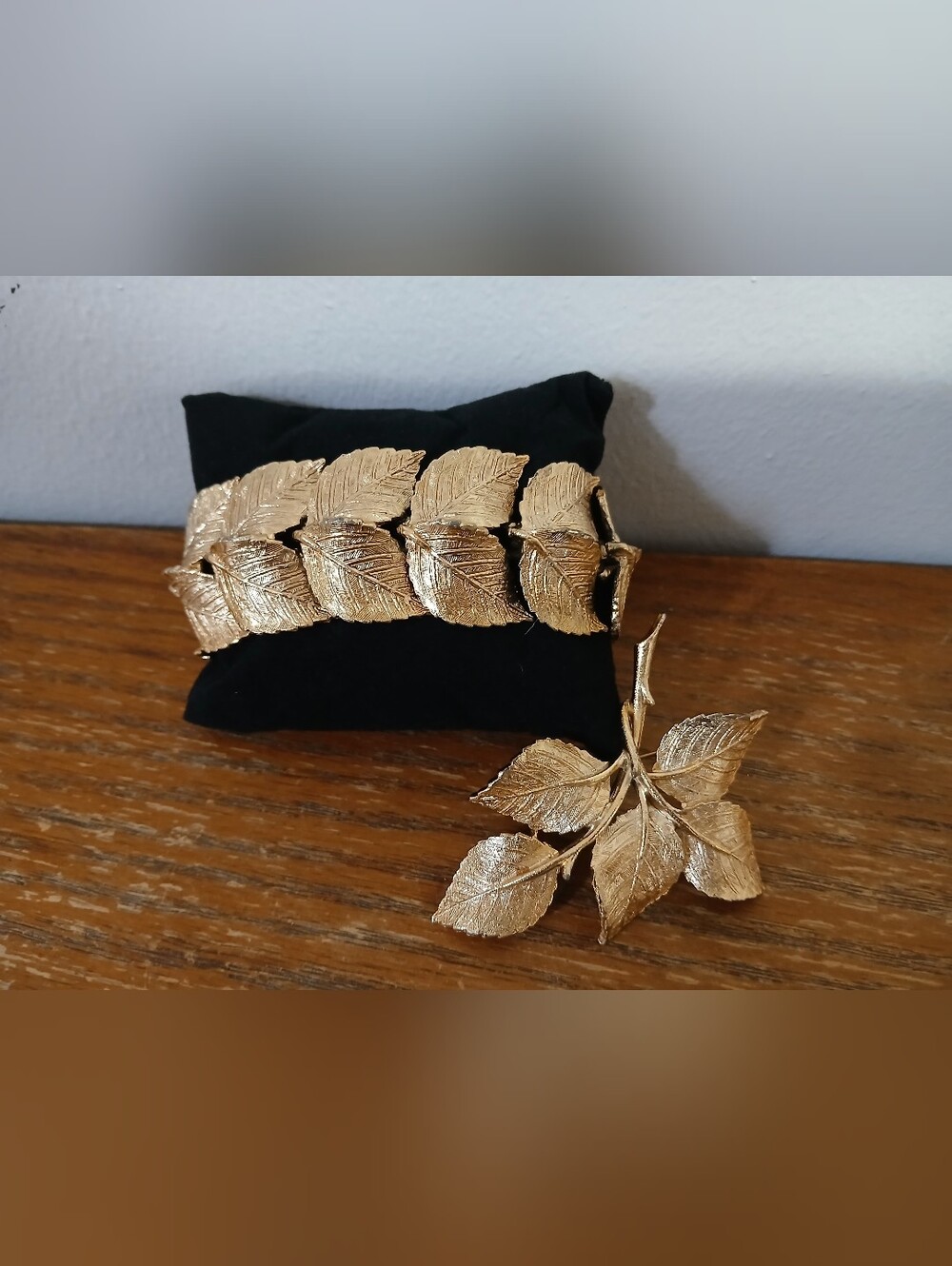 VINTAGE ART GOLD TONE LEAF BRACELET WITH MATCHING BROOCH